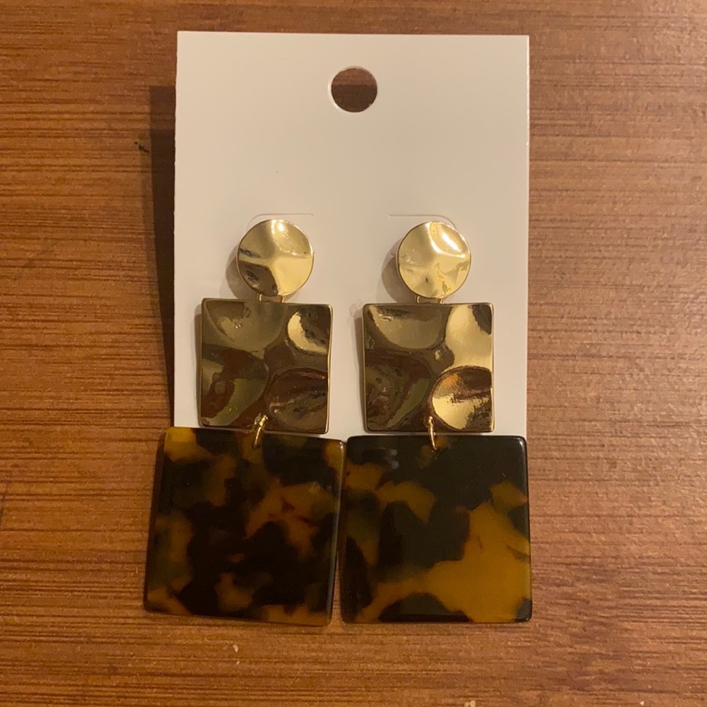 Tortoise and gold tone dangling earrings.